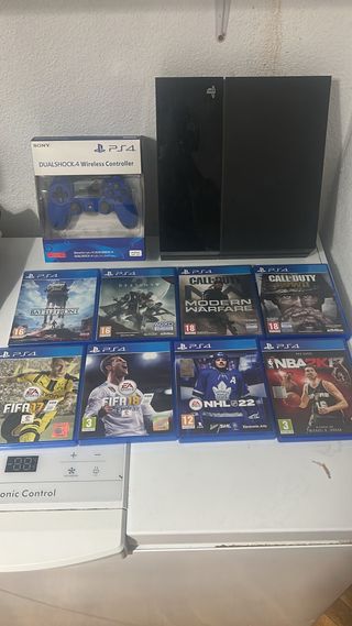 Consola PS4 + Mando DualShock 4 + 8 Juegos