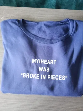 Jersey azul talla XL con frase MY HEART WAS BROKE