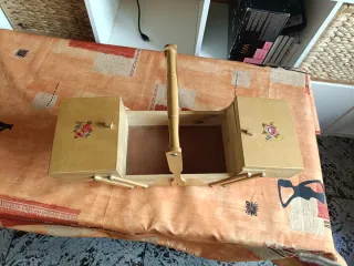 Costurero de madera con flores