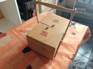 Costurero de madera con flores