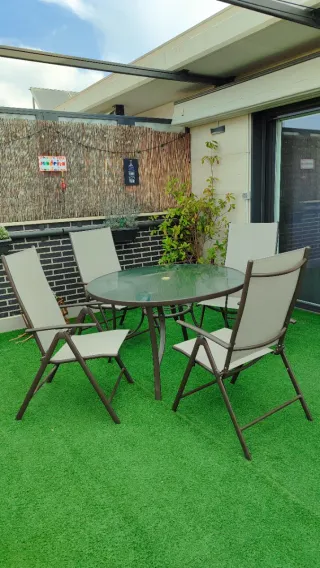 Sillas plegables de jardín marrones y grises