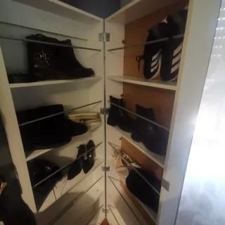 Zapatera de madera marrón