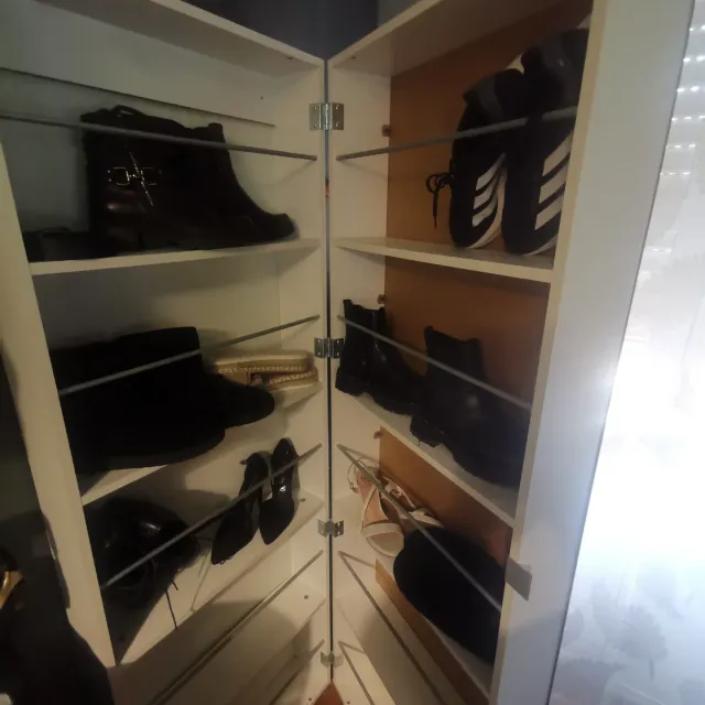 Zapatera de madera marrón