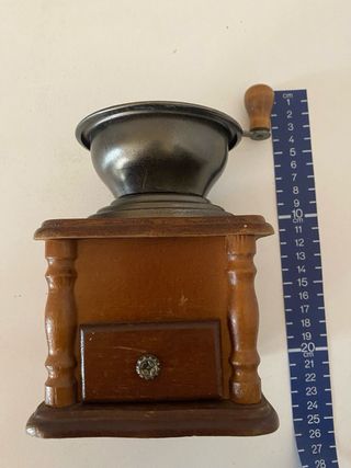 Molinillo de café antiguo de madera