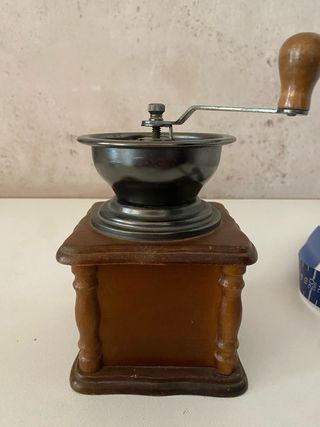 Molinillo de café antiguo de madera