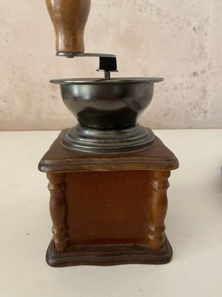 Molinillo de café antiguo de madera