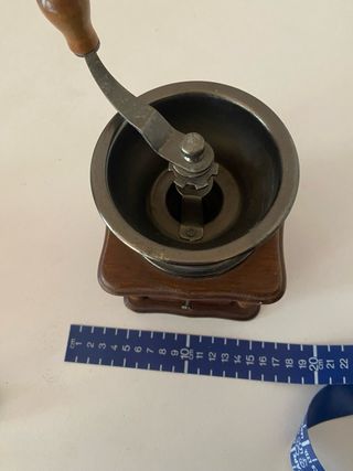 Molinillo de café antiguo de madera