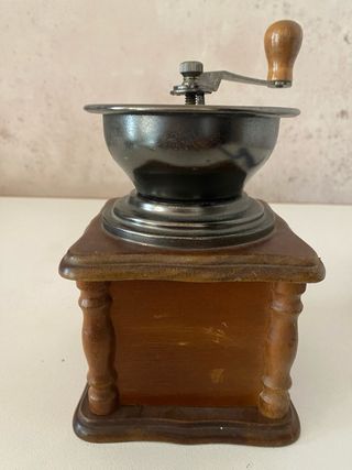 Molinillo de café antiguo de madera