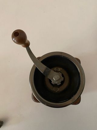 Molinillo de café antiguo de madera