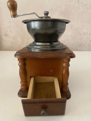 Molinillo de café antiguo de madera