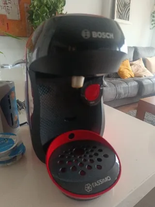 Cafetera Tassimo Bosch Roja + caja de café
