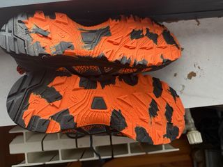 Zapatillas Asics Negras y Naranjas