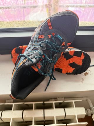 Zapatillas Asics Negras y Naranjas