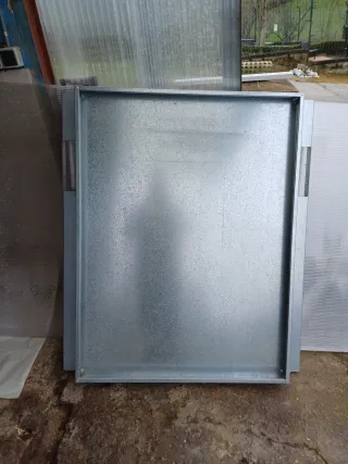 Tapa metálica para remolque de perro