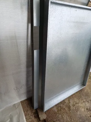 Tapa metálica para remolque de perro