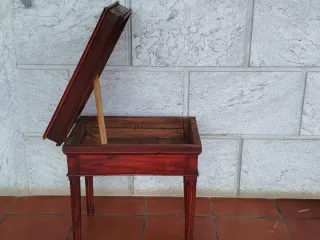 Mesa auxiliar antigua de madera