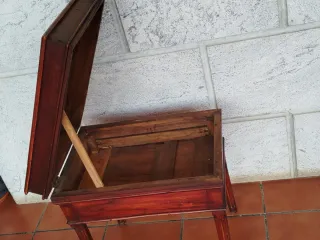 Mesa auxiliar antigua de madera