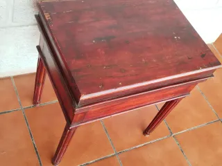 Mesa auxiliar antigua de madera