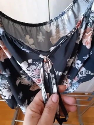 Blusa floreale scollata con laccetti tg.M ITALIANA