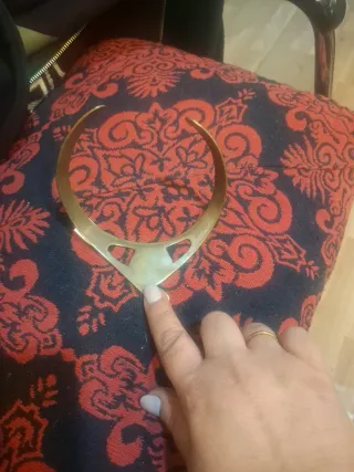 Collar dorado con detalle blanco