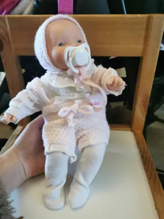 Muñeca bebé con chupete y ropa rosa