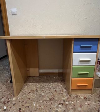 Escritorio infantil con cajones de colores