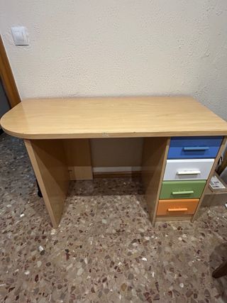 Escritorio infantil con cajones de colores
