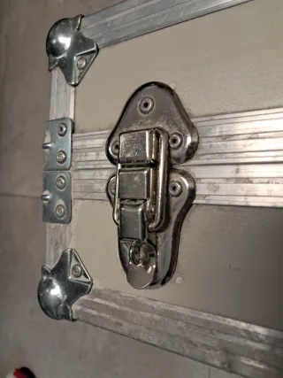 Maletín aluminio beige y plata