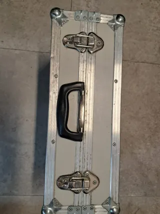 Maletín aluminio beige y plata