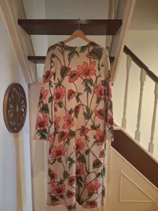 Abrigo caftán Zara pedrería floral