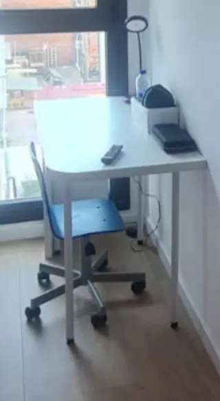 Escritorio blanco y madera