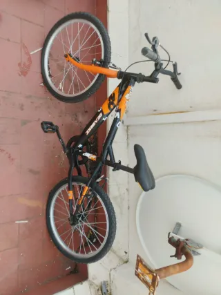 Bicicleta infantil negra y naranja