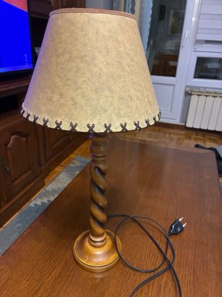 Lámpara de mesa de madera
