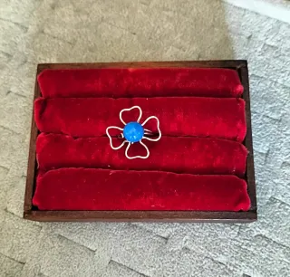 Anello fiore inox con perla blu