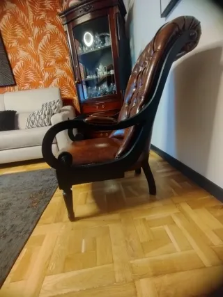 Sillón  de piel elegante clásico y moderno.