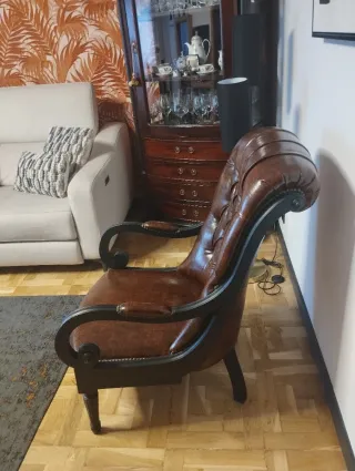Sillón  de piel elegante clásico y moderno.
