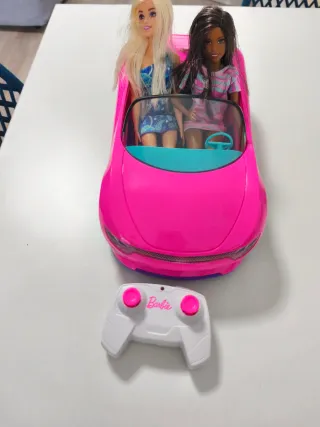 Coche Barbie con mando a distancia y dos muñecas