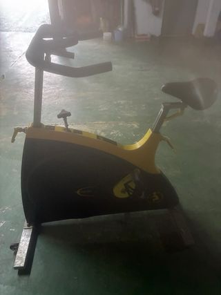 Bicicleta Spinning Negra y Amarilla