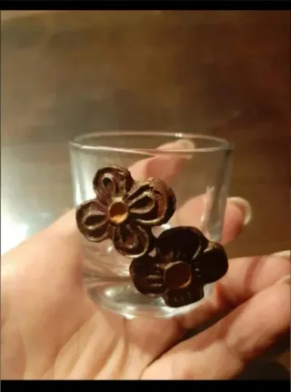 Vaso chupito con flores decorativas