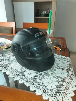 Casco de moto negro modelo BLD talla XL