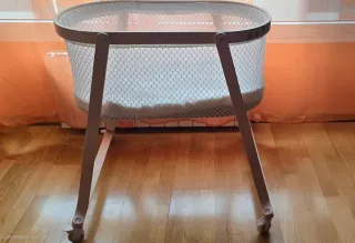 Mini cuna con 2 colchones de IKEA con ruedas