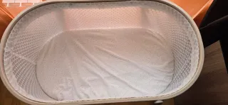 Mini cuna con 2 colchones de IKEA con ruedas