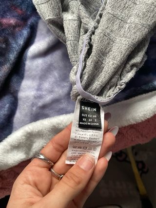 Vestido gris ajustado de cuello alto