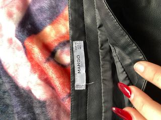 Falda negra efecto piel