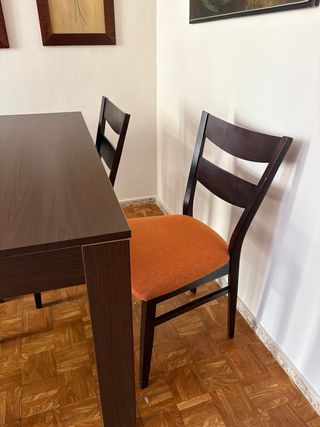 Mesa de comedor con 4 sillas