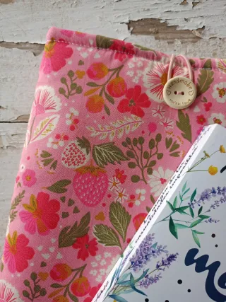 Funda para libro con estampado de fresas