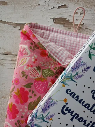 Funda para libro con estampado de fresas