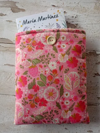 Funda para libro con estampado de fresas
