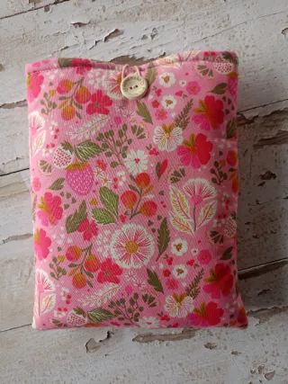 Funda para libro con estampado de fresas