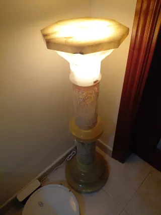 Columna mármol beige con luz. Altura 95cm
